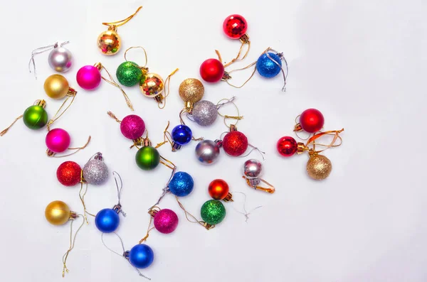 Coloridas Decoraciones Navideñas Esparcidas Sobre Fondo Blanco Preparación Para Decorar — Foto de Stock