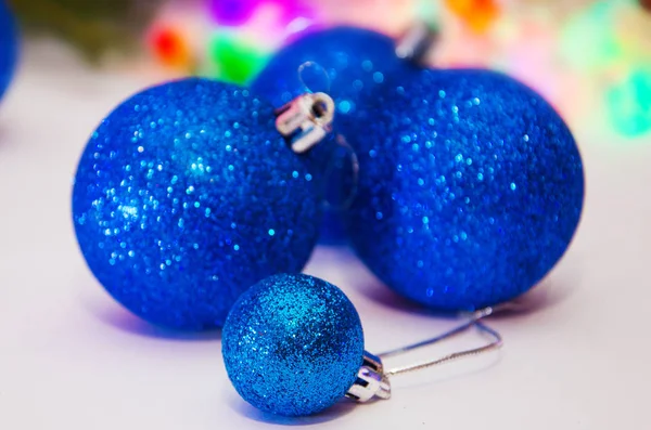 背景与蓝色圣诞球 圣诞树装饰 — 图库照片