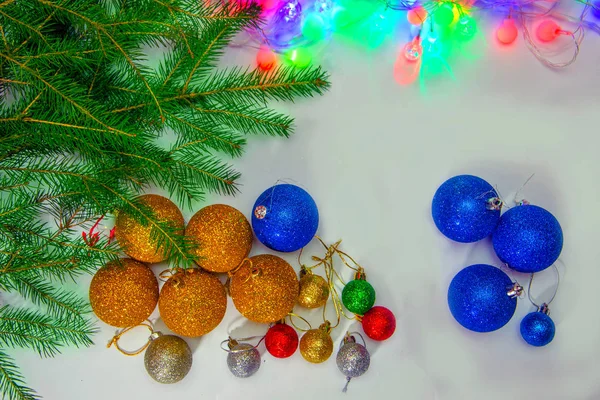 Rama Árbol Año Nuevo Con Juguetes Navidad Guirnaldas Con Bombillas — Foto de Stock