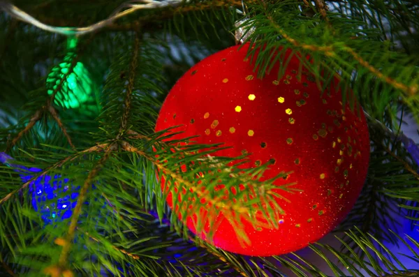 Achtergrond Met Rode Kerstbal Takken Van Kerstboom Nieuwjaar Decoraties — Stockfoto