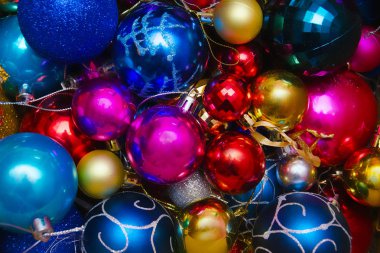 çok renkli noel baloları, Noel ağacı süslemeleri, renkli Noel toplarıyla donatılmış arka plan.