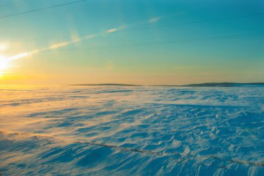 Kar tarlası, dondurucu gün batımı, kış tazeliği, kış manzarası.