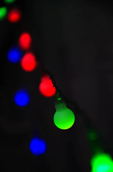 Guirnaldas Año Nuevo Con Bombillas Multicolores Sobre Fondo Oscuro Fondo —  Fotos de Stock