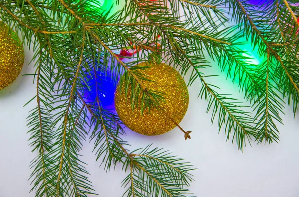 Ramo Albero Capodanno Con Giocattoli Natale Ghirlande Con Lampadine Multicolori — Foto Stock