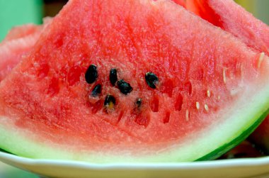 dilimlenmiş karpuz, arka planda karpuz dilimleri