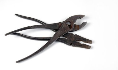 Beyaz bir arka plan üzerinde çapraz vintage pense