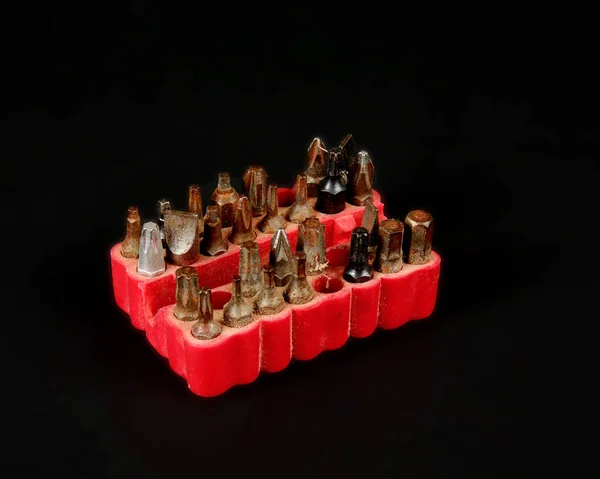 Trozos de tornillo de buzo en un contenedor de goma roja — Foto de Stock