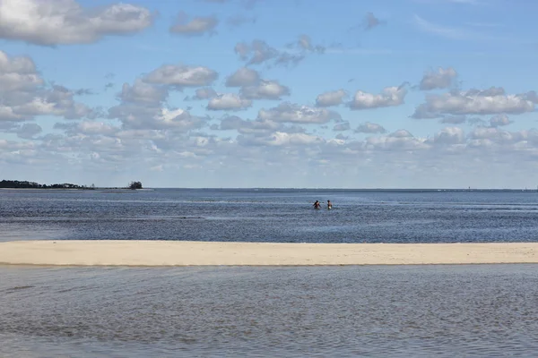 Flache Sandküste mit einer Sandbank vor dem Golf von Mex — Stockfoto