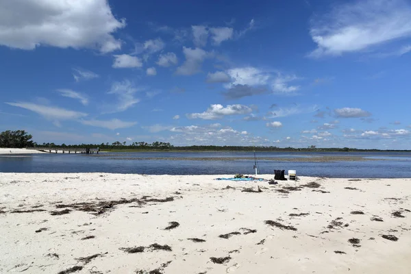 Bucht an einem Sandstrand mit Angelausrüstung am Golf von Mexiko — Stockfoto