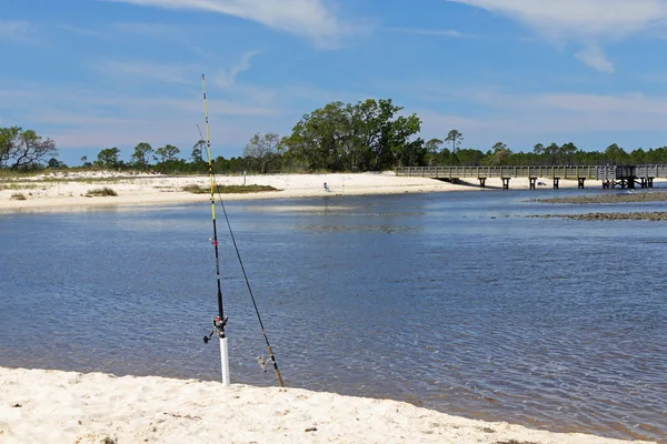 Caleta en una playa de arena con artes de pesca en el Golfo de México Co —  Fotos de Stock
