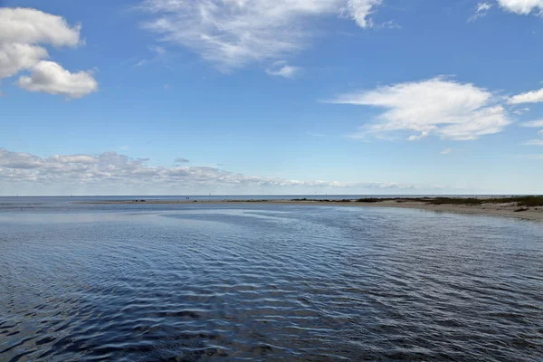 Kumlu bir plaj üzerinde Florida Gulf Coast ile koyu — Stok fotoğraf