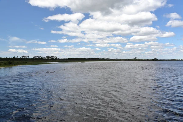 Gekräuselte Wasseroberfläche und bewölkter blauer Himmel — Stockfoto