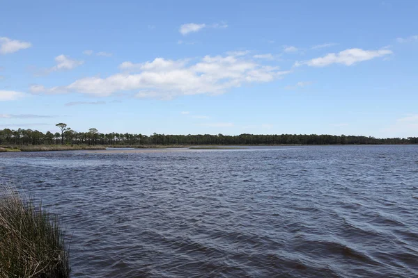 Gekräuselte Wasseroberfläche und bewölkter blauer Himmel — Stockfoto