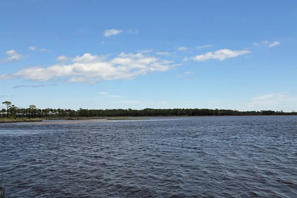 파문이 물 표면 및 흐린 푸른 하늘 — 스톡 사진