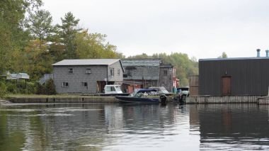 Ağaçları ile St Lawrence Nehri üzerinde küçük marina