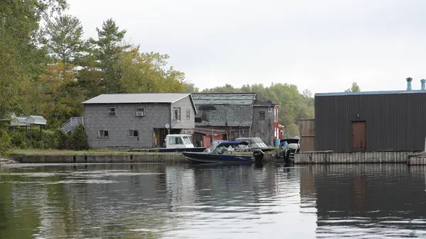 Ağaçları ile St Lawrence Nehri üzerinde küçük marina