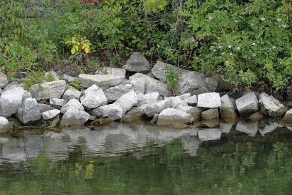 Fiumi bordo con rocce e alberi e riflessi — Foto Stock