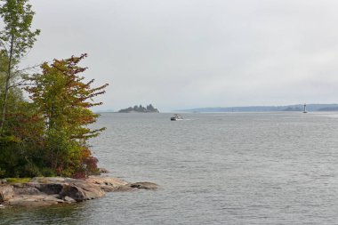 Nehir Adaları, bir tekne ve kayalar ve ağaçlar 