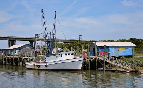 Garnalenboot aangemeerd — Stockfoto