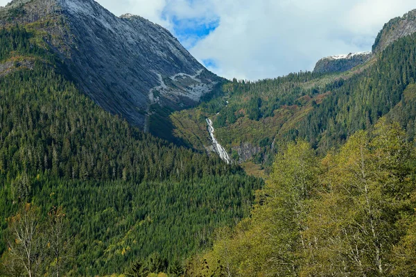 Vodopád mezi horami Britské Kolumbie — Stock fotografie