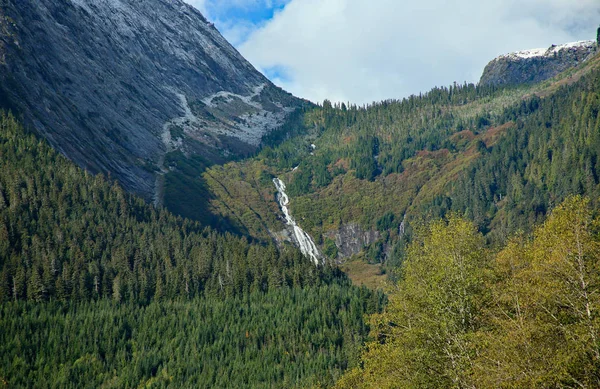 不列颠哥伦比亚省山脉之间的瀑布 — 图库照片