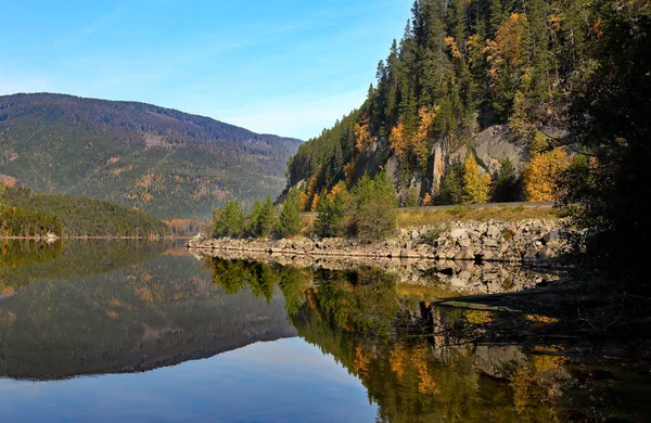 Lake with autumn forest and mountains reflected in the water — Stock Photo, Image