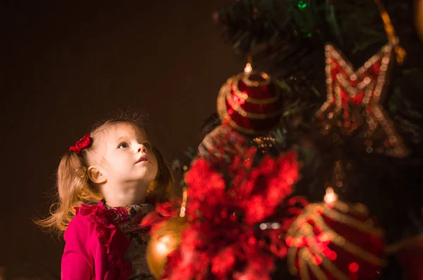 Kız Noel ağacı yakın çekim portre seyir hayran