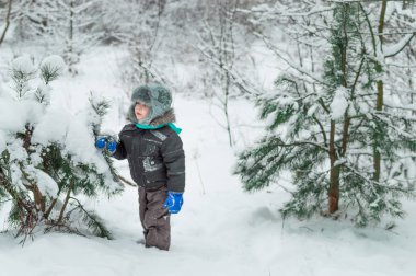 kış orman ağaçları yakınındaki çocukta