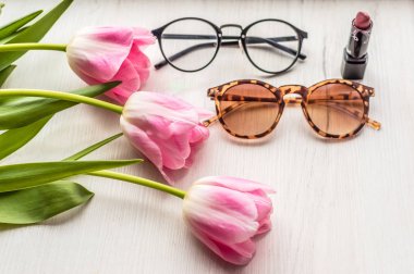 Lale masanın üzerinde. kavram kadın tatil