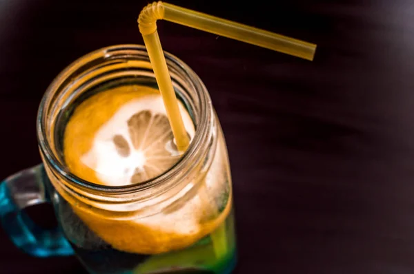 Água com limão e kiwi em frasco de vidro no fundo escuro. bebida refrescante de verão — Fotografia de Stock