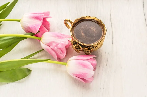 Чашка кофе и тюльпаны — стоковое фото