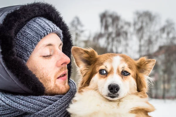 Retrato de un joven y un perro de cerca. concepto perro y hombre. mirada sospechosa de un perro —  Fotos de Stock