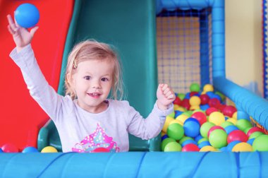 çocuk küçük küreler çalış