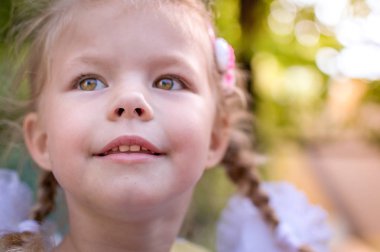 Güzel bir kızın portresi. Yakın plan.