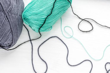 Beyaz bir arka plan üzerinde iplik topları