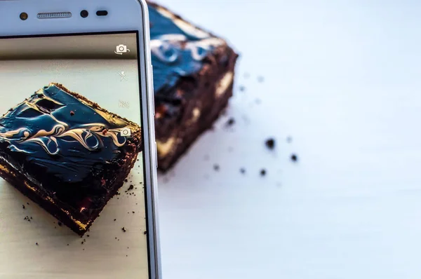 the person photographs cake phone
