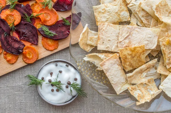 vegetable chips with pita chips and sauce