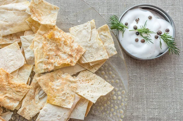 Pita ekmeği yapılan ev yapımı baharatlı pide cips