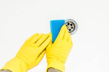 Eller adam lastik eldiven bir sünger ile yüzey temizler