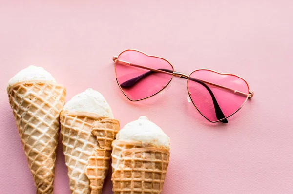 Copos rosa e três sorvetes em um chifre de waffle em um fundo rosa. verão conceito. deitado plano — Fotografia de Stock