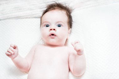 Küçük bir çocuğun yakın plan portresi. Bebek portresi. Komik bebek.