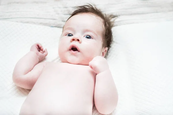 Retrato de cerca de un niño pequeño. Retrato infantil. Bebé divertido — Foto de Stock