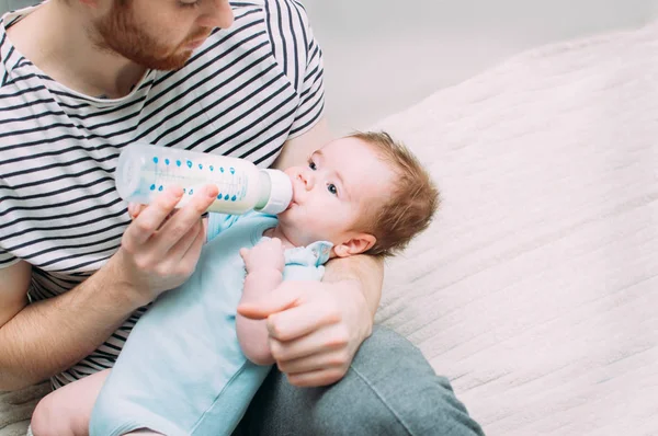 Padre Joven Alimenta Hijo Con Una Botella Leche Papá Concepto — Foto de Stock