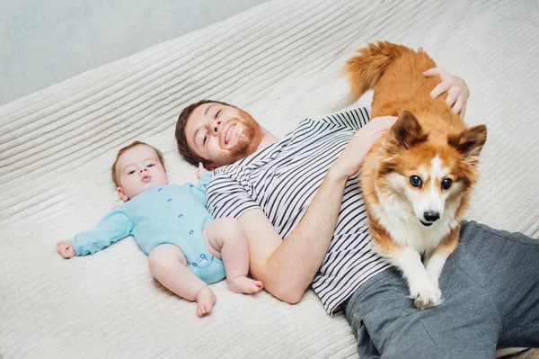 Papá Hijo Están Acostados Cama Con Perro Retrato Primer Plano — Foto de Stock