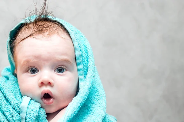 Retrato de primer plano de un bebé después del baño. Concepto de cuidado del bebé — Foto de Stock