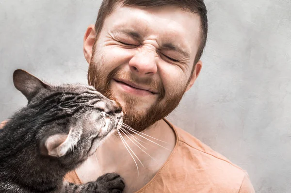 Young man hugs with his cat. Close-up portrait — Stock Photo, Image