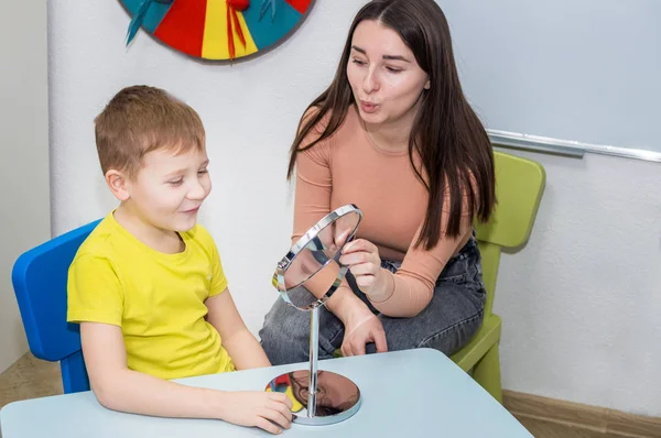 Das Konzept der sprachlichen Pathologie. Frau und Junge — Stockfoto