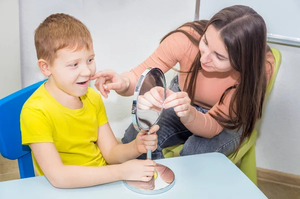 Das Konzept der sprachlichen Pathologie. Frau und Junge — Stockfoto