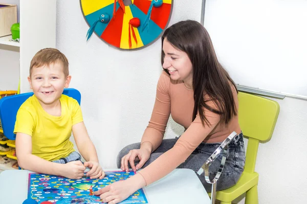 Speech therapeut en kleine jongen spelen een spel — Stockfoto