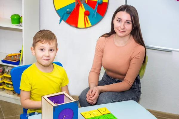 Terapia mowy. Młody logopeda zajmuje się sześcianami z chłopcem. Nauka alfabetu. — Zdjęcie stockowe